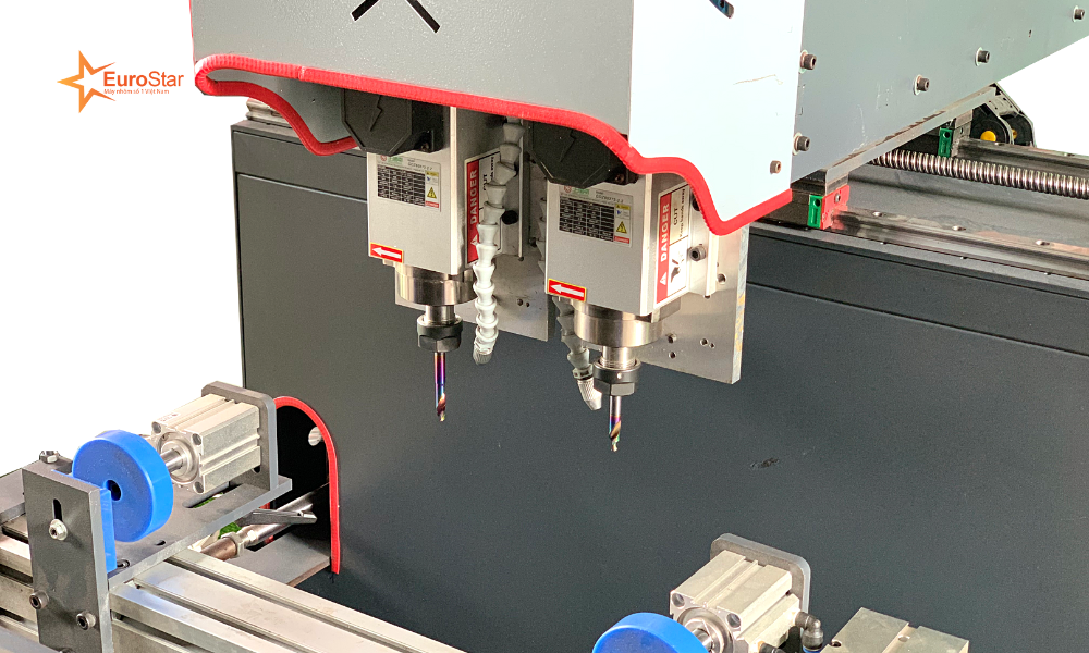 may-khoet-khoa-nhom-cnc-k1000-su-dung-motor-vuong